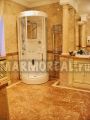 Облицовка ванной из светлого и красного мрамора