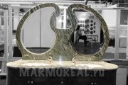 Вид 1<br />Декоративная столешница с оригинальным фартуком под зеркало из мрамора.
